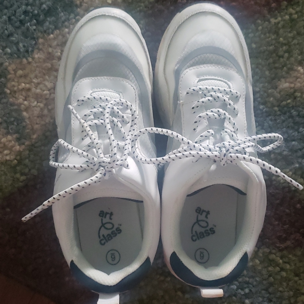 Boys Sz 6 Art Class Tennis Shoes